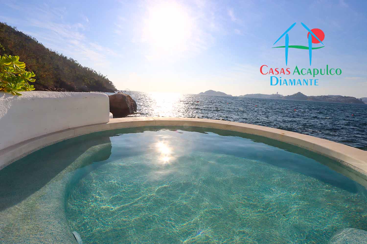 Casa de la Ensenada - Terraza inferior con asoleadero, playa artificial, camastros con gabinetes, alberca, jauzzi 8 Casa de la Ensenada - Terraza inferior con asoleadero, playa artificial, camastros con gabinetes, alberca, jauzzi 8